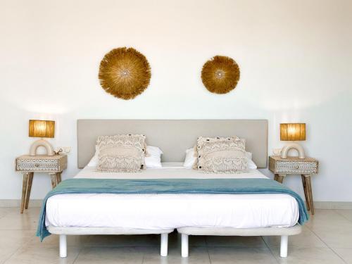 サン・ジョルディにあるVilla In Playa Den Bossa, 5 Min Supermarketbbqのベッドルーム1室(壁に鏡2つが付いた白いベッド1台付)