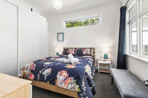 sypialnia z łóżkiem i oknem w obiekcie Peaceful & private city cottage with carparks w mieście Wellington