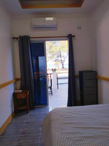 Postel nebo postele na pokoji v ubytování Villa Loreta Beach Resort