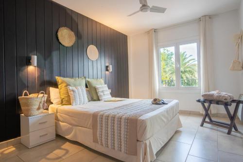 Un dormitorio con una cama grande y una ventana en Apartamentos Royal Life en Mahón