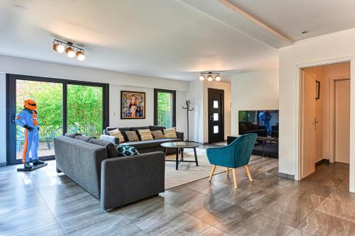 a man is standing in a living room at Villa contemporaine 7 minutes du Centre de Lille in Marcq-en-Baroeul