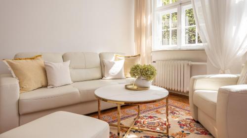 uma sala de estar com um sofá e uma mesa em Flatbook - In the Heart of Old Town Apartments Mariacka em Gdansk