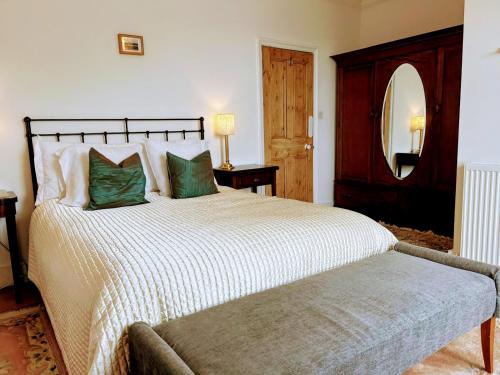 sypialnia z dużym łóżkiem i lustrem w obiekcie Large Sunny King-Size En-Suite w mieście Hastings