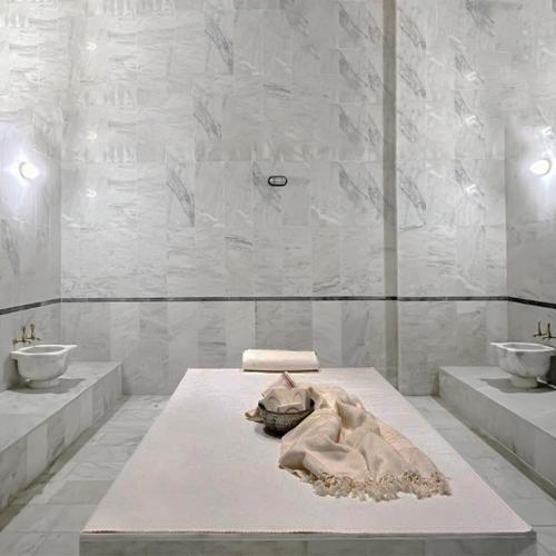 a room with two sinks and a bed in a bathroom at Lahza Hills Resort in Çaykara