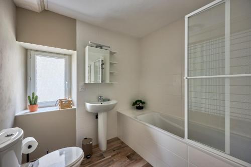 une salle de bain avec une baignoire, un lavabo et des toilettes dans l'établissement La Maison du Pêcheur - A 250 m de la plage, à Saint-Aubin-sur-Mer