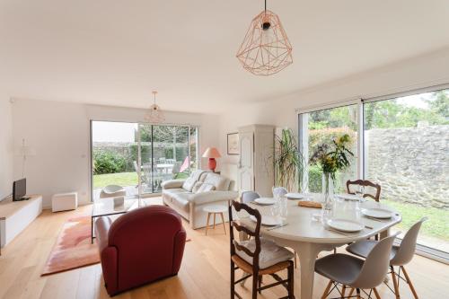 une salle à manger et un salon avec une table et des chaises dans l'établissement La Petite Enogatine - A moins d'un km de la plage, à Dinard