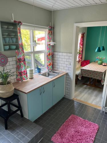 uma cozinha com um lavatório e uma bancada em Bøllingsø Bed and Breakfast em Engesvang