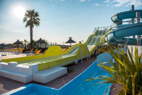 - un toboggan aquatique dans un complexe avec piscine dans l'établissement Mobil-home 3 chambres 6-8 pers - Camping Lac des Rêves, Lattes, à Lattes