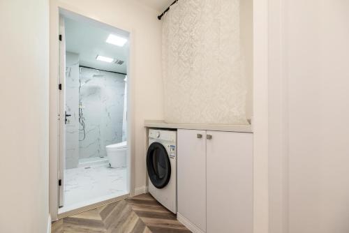 上海的住宿－Hills&Coloured glaze Homestay，浴室设有洗衣机和烘干机,位于厕所旁