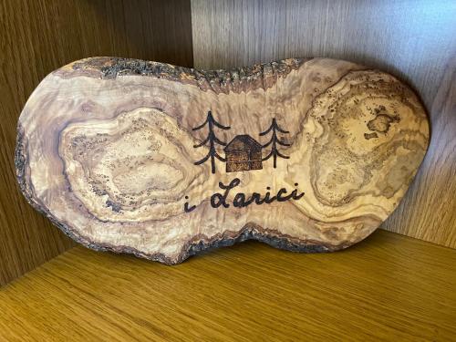 a rock with the words i daughter written on it at I Larici - Appartamento per sognare in Alpe Devero