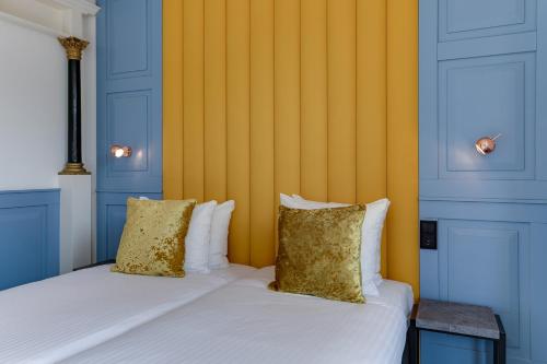 Hotel Royal Bridges في ديلفت: سريرين يجلسون بجانب بعض في غرفة