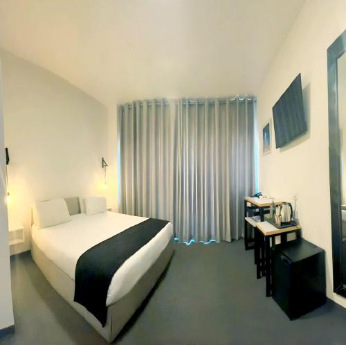 Postel nebo postele na pokoji v ubytování Nomads Hotel