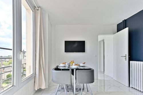 ein Esszimmer mit einem Tisch und 2 Stühlen in der Unterkunft Magnifique 2 pieces aux portes de Paris in Gagny
