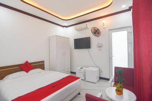 a bedroom with a bed and a tv on the ceiling at Hà Thành Hotel in Phan Thiet