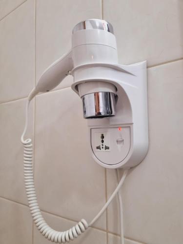 a light on a wall with a cord plugged into it at Hotel Zamkowy Młyn in Krapkowice
