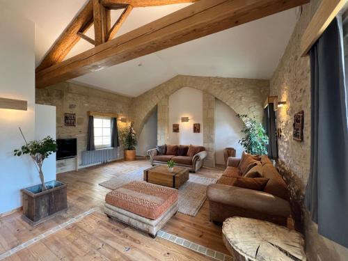 una gran sala de estar con una pared de piedra. en Château de Pondres, en Villevieille