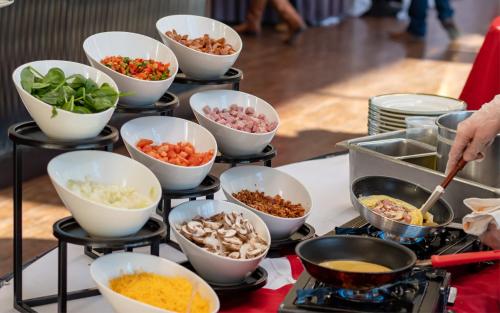 Turf Valley图尔夫谷度假村的桌子上摆满了盛有各种食材的碗