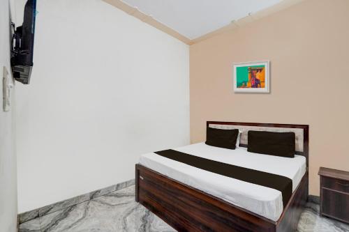 メーラトにあるOYO Hotel Maharaja Palaceのベッドルーム1室(ベッド1台付)