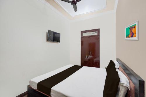 メーラトにあるOYO Hotel Maharaja Palaceのベッドルーム1室(ベッド1台付)