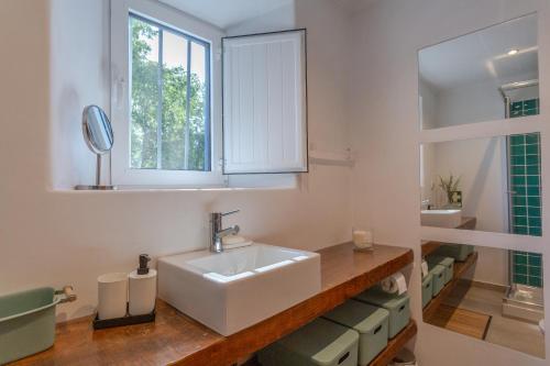 baño con lavabo blanco y ventana en Palace Guest Inn, en Queluz