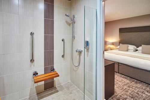 Ett badrum på The Ranald Hotel