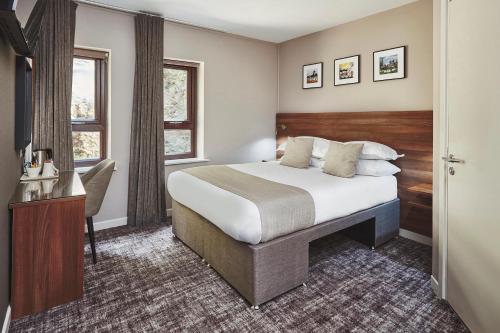 Ένα ή περισσότερα κρεβάτια σε δωμάτιο στο The Ranald Hotel