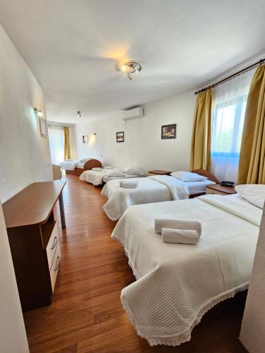 uma fila de camas num quarto de hotel em Hotel Prvan em Vrgorac