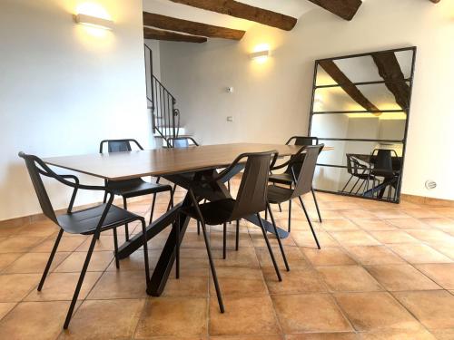 a dining room with a table and chairs at Vicolo 10 in Asti