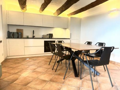 a dining room with a table and chairs at Vicolo 10 in Asti