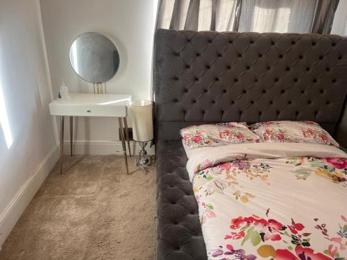 a bed with a black headboard in a bedroom at AICHELON Lodge in Wakefield