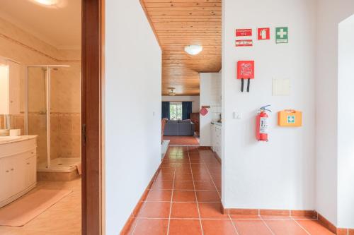 un corridoio in una casa con pavimento piastrellato di Charming granite cottage in beautiful surroundings a Casal Diz