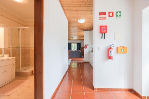 Bilik mandi di Charming granite cottage in beautiful surroundings
