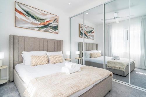 Un pat sau paturi într-o cameră la Tranquil Haven in Balmain
