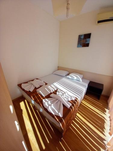 a small bedroom with a bed in a room at Апартаменти СЪНИ БЕЙ in Sunny Beach