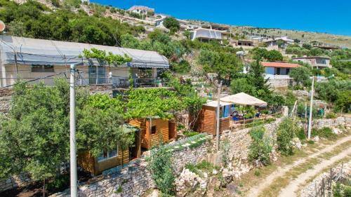 una casa en la ladera de una colina en Vila Fjona, en Sarandë