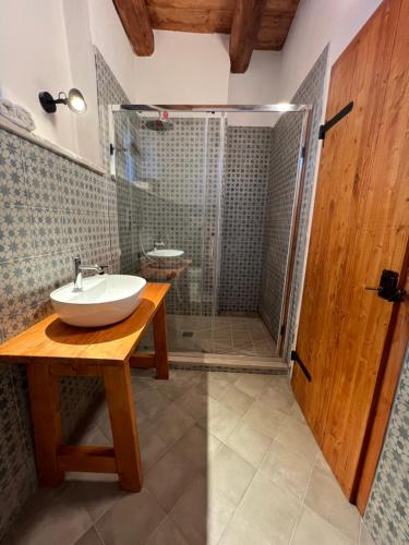 a bathroom with a sink and a shower at GarganoMareBorghi ospitalità diffusa in Vico del Gargano