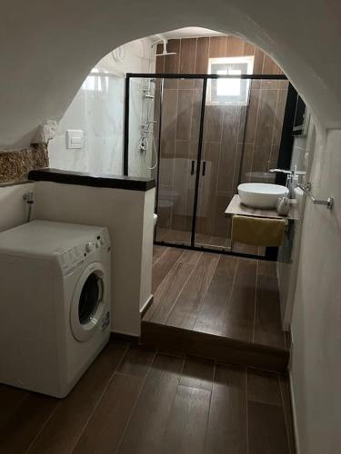 a bathroom with a shower and a washing machine at La botte in Mesagne