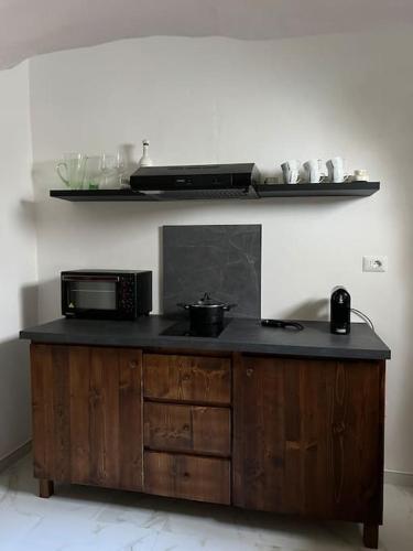 a kitchen counter with a microwave on top of it at La botte in Mesagne