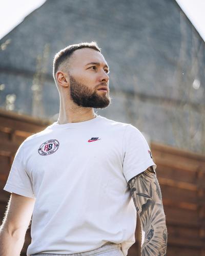 a man with a beard wearing a white shirt at Moderne Wohnung mit Panorama in Schneppenbach