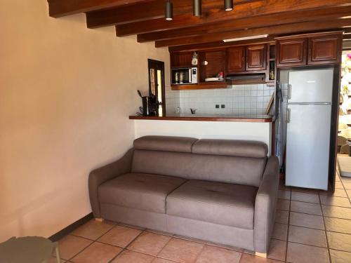 a living room with a couch in a kitchen at Tikis Mikis in Les Anses-dʼArlets