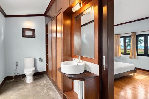 een badkamer met een wastafel en een toilet bij Koh Chang Longstay Resort in Ko Chang