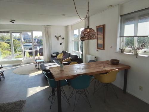 een woonkamer met een houten tafel en stoelen bij 55 Bytling in Terherne