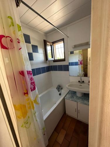 une salle de bain avec une baignoire et un lavabo dans l'établissement Studio petit jardin, piscine, à Cogolin