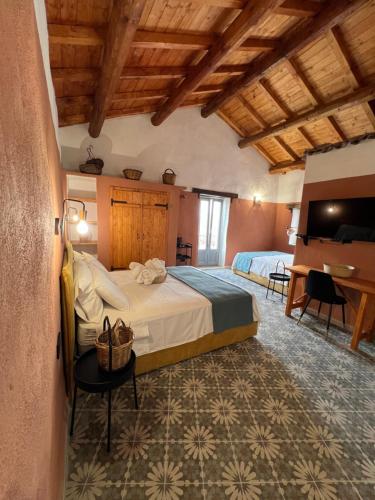 ein Schlafzimmer mit einem Bett und einem Schreibtisch in einem Zimmer in der Unterkunft GarganoMareBorghi ospitalità diffusa in Vico del Gargano