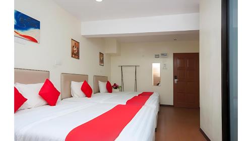 Postel nebo postele na pokoji v ubytování Bintang Square Hotel