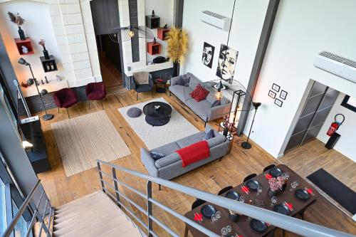 Incroyable Villa 5 étoiles 7 minutes du Centre de Lille في ماركب-ان-باروئيل: إطلالة علوية لغرفة معيشة مع أريكة