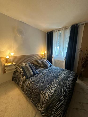 une chambre avec un grand lit avec des oreillers dessus dans l'établissement Très beau trois pièces avec vue dégagée, à Strasbourg