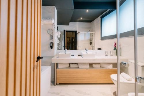a bathroom with two sinks and a large mirror at Rubens Hotels & SPA in Vila Nova de Gaia