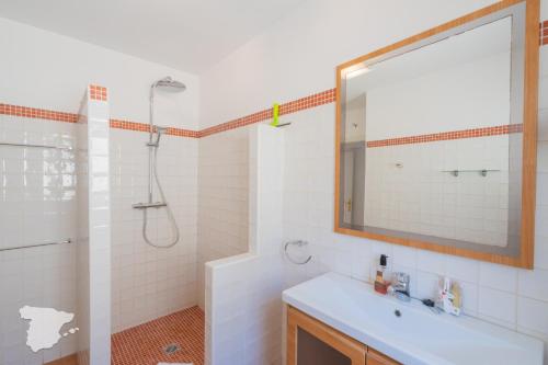 ベニッサにあるCostaBlancaDreams Villa Colina in Benissaのバスルーム(シンク、鏡付きシャワー付)