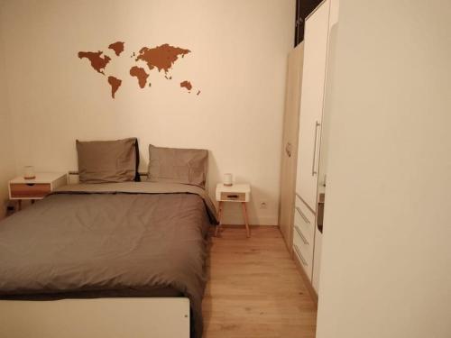 - une chambre avec un lit et une carte murale dans l'établissement Cosy apartment in Charenton, à Charenton-le-Pont
